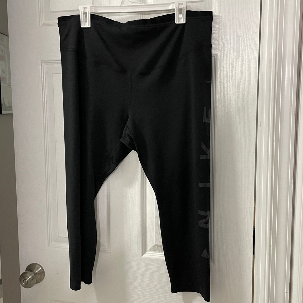 🖤 NWOT: Black Nike Dri Fit Capri Plus Size Leggings 🖤